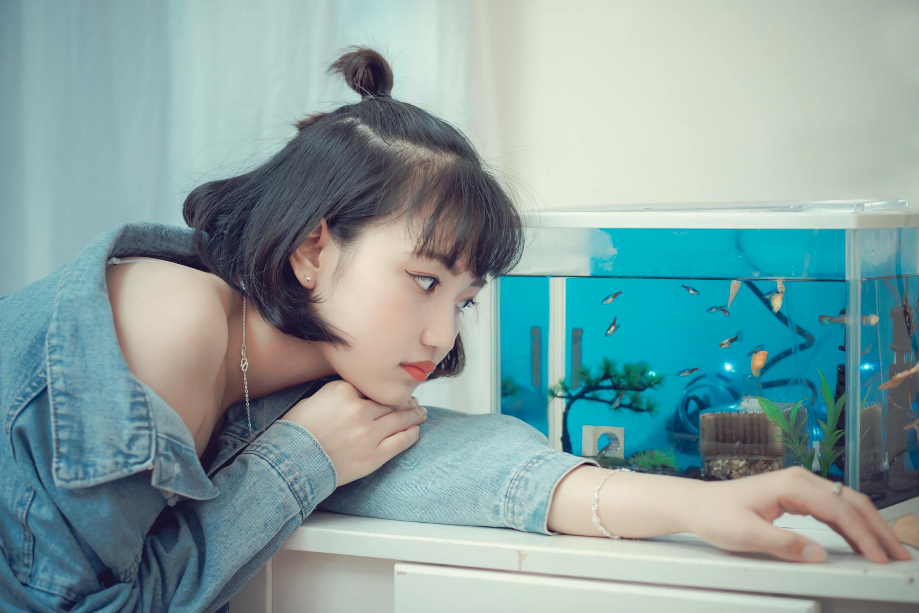 Người chơi canh góc bắn xuyên qua đàn cá nhỏ trong game bắn cá