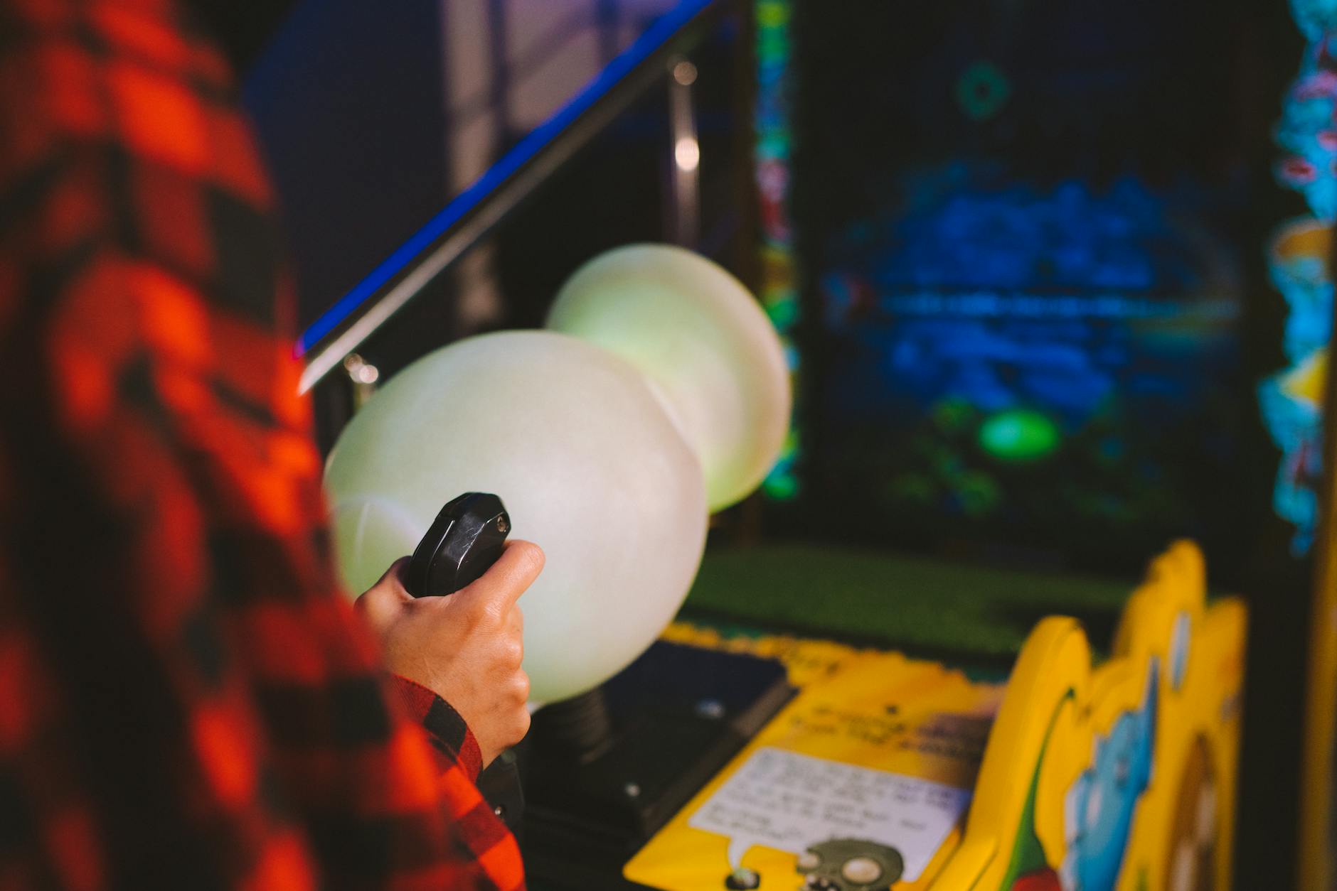 Cá lớn di chuyển ở giữa màn hình, người chơi ngắm đón đầu