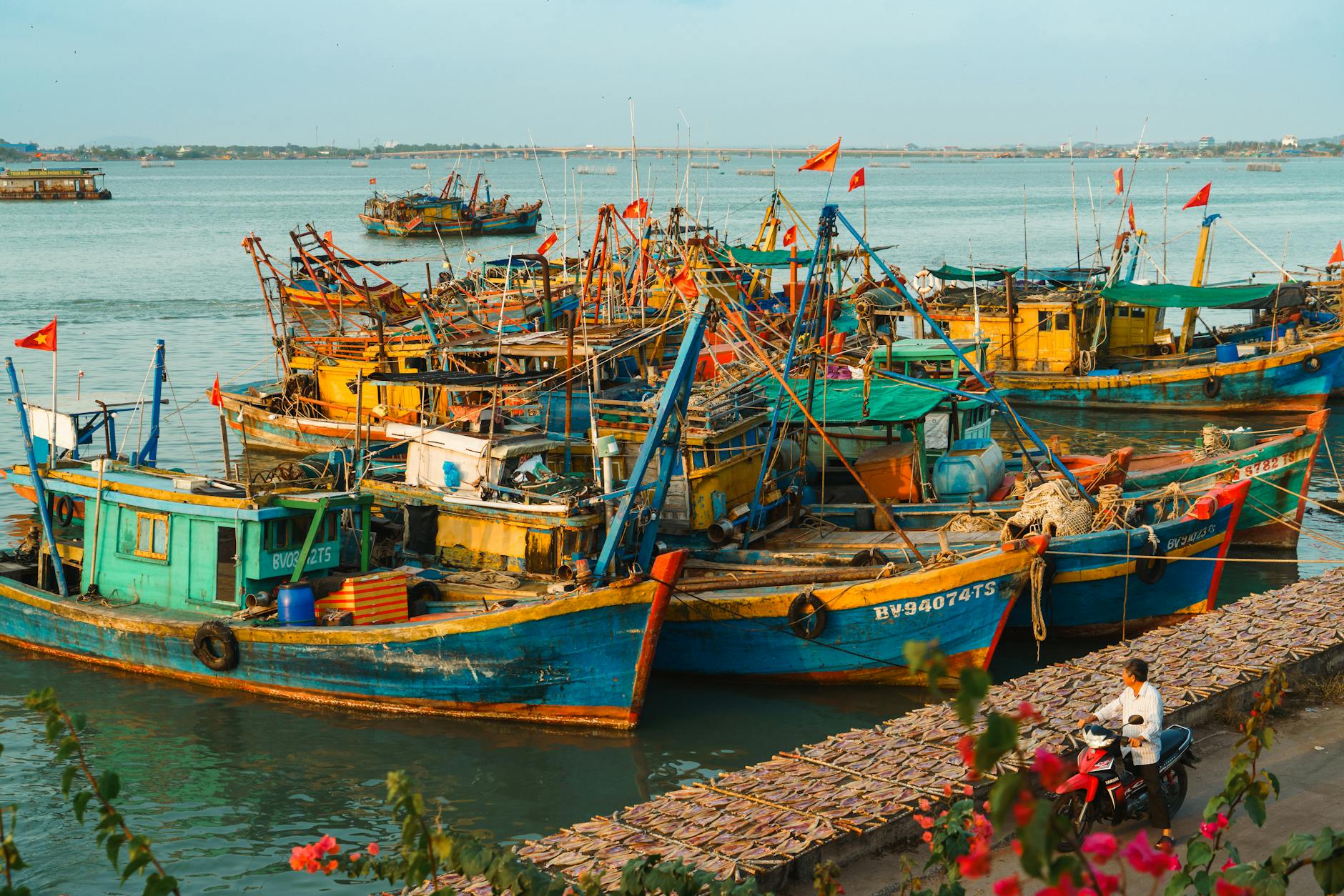 Giao diện game bắn cá trên điện thoại với nhiều mục tiêu di chuyển