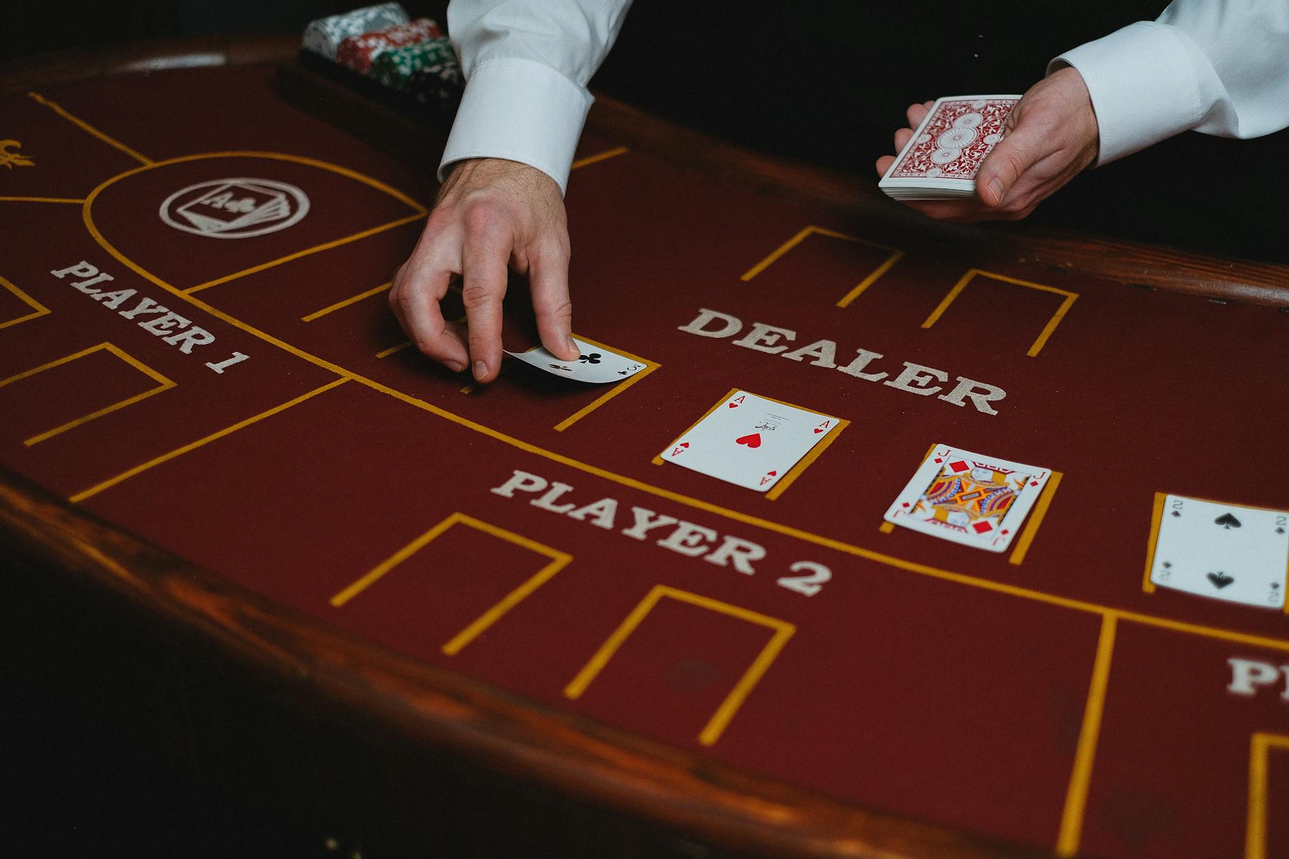 Người chơi đang quan sát bảng lịch sử và bảng đường baccarat trước khi vào cược