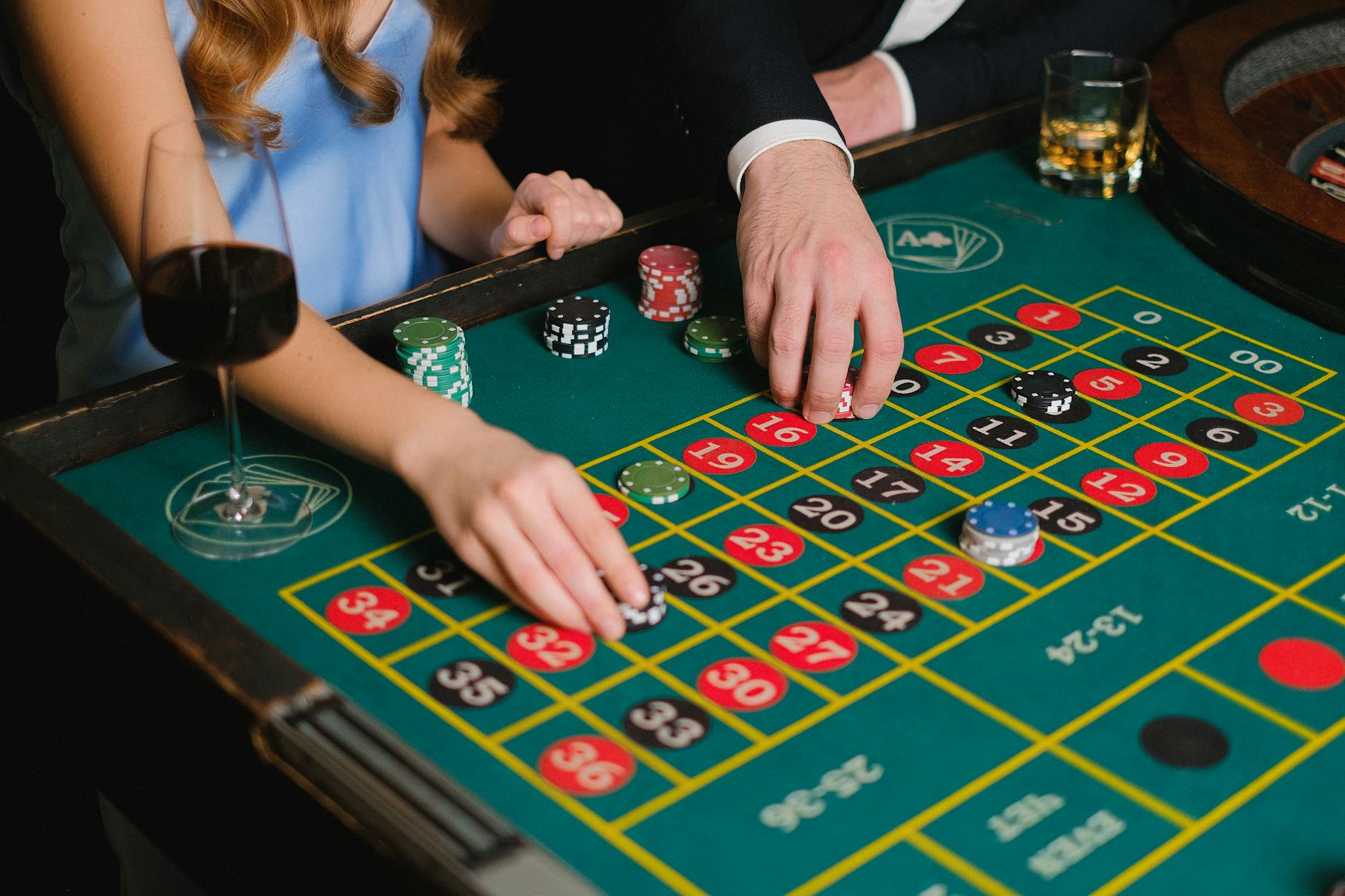 Bánh roulette và chip cược trên bàn casino